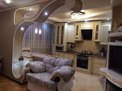 Какие варианты дизайна стены между кухней и комнатой существуют. Виды перегородок для установки в кухне-гостиной