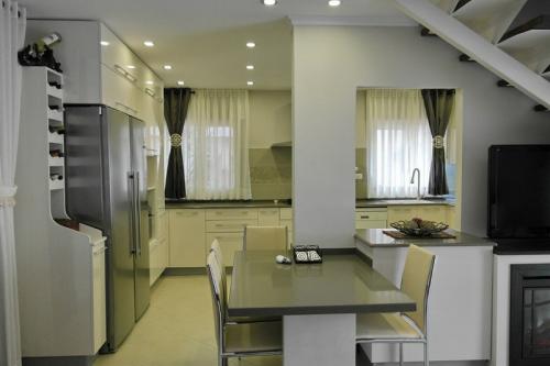 Какие варианты дизайна стены между кухней и комнатой существуют. Виды перегородок для установки в кухне-гостиной