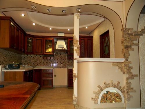 Какие варианты дизайна стены между кухней и комнатой существуют. Виды перегородок для установки в кухне-гостиной