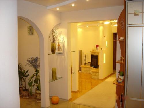 Какие варианты дизайна стены между кухней и комнатой существуют. Виды перегородок для установки в кухне-гостиной