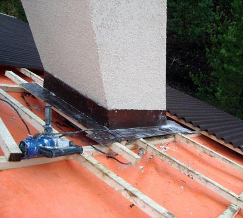 Отделка трубы дымохода на крыше. Герметизация труб