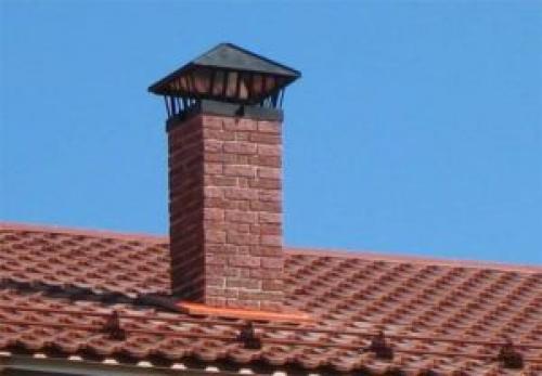 Как обложить трубу на крыше. Самостоятельная отделка дымохода на крыше в 3 вариантах