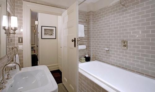 Серая плитка в ванной.  Стильная ванная с серой плиткой