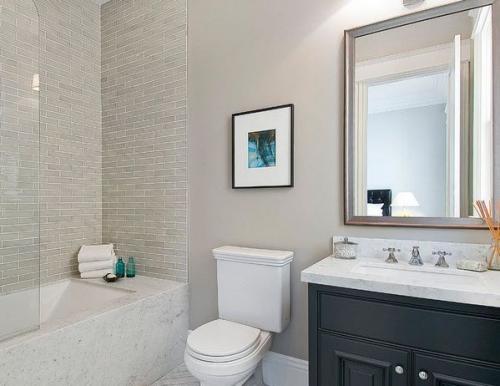 Серая плитка в ванной.  Стильная ванная с серой плиткой