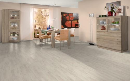 Светло-серый пол в интерьере. Серый пол в интерьере квартиры. Какие обои и двери подойдут под серый ламинат? 110 лучших фото примеров