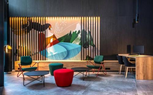 Светло-серый пол в интерьере. Серый пол в интерьере квартиры. Какие обои и двери подойдут под серый ламинат? 110 лучших фото примеров