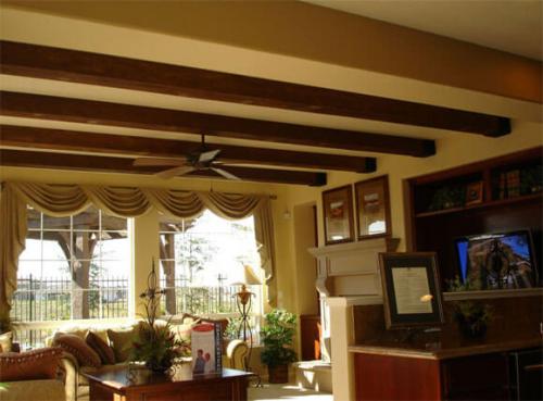 Как выровнять бревно для потолка. Как подтянуть балки потолка в частном доме самому? Провис потолок в доме? Не проблема! 11