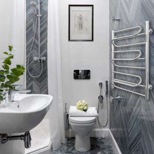 Серая плитка в ванной с яркими акцентами. Серая плитка для ванной комнаты: выбор тона для декора, реальные фото примеры сочетания серых оттенков с другими цветами
