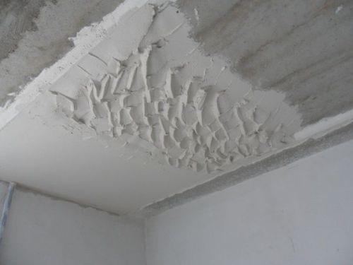 Чем можно выровнять потолок в частном доме. Технология работ