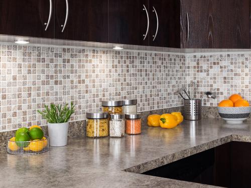 Какой толщины должен быть пластиковый фартук для надежной защиты. Из какого пластика изготавливают фартук для кухни