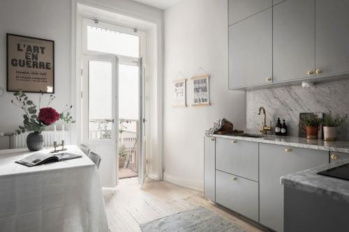 Кухня в бело-серых тонах. Серая кухня (+77 фото): с деревом, белым или черным? Рассказываем, как ее оформить в 2021-2022 году