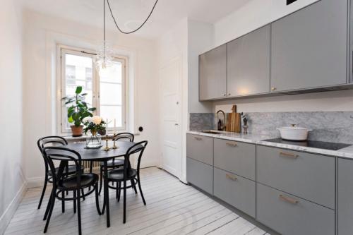 Кухня в бело-серых тонах. Серая кухня (+77 фото): с деревом, белым или черным? Рассказываем, как ее оформить в 2021-2022 году