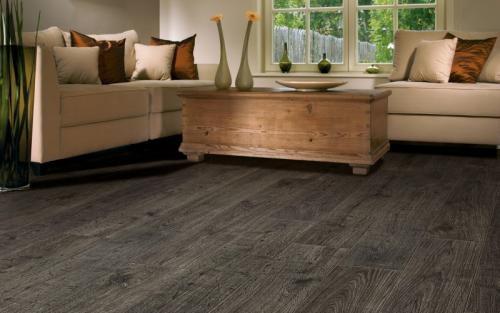 Серый ламинат, какие обои. Серый пол в интерьере квартиры. Какие обои и двери подойдут под серый ламинат? 110 лучших фото примеров