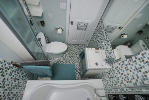 Дизайн плитки в ванной комнате. Модный дизайн ванной комнаты плиткой: фото, виды плитки 07