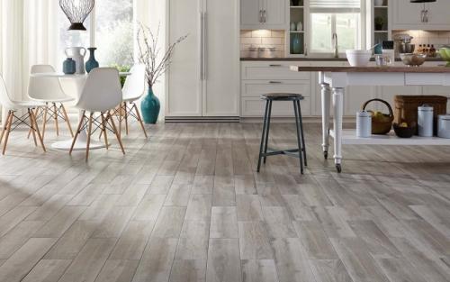 Серый ламинат, какие обои. Серый пол в интерьере квартиры. Какие обои и двери подойдут под серый ламинат? 110 лучших фото примеров