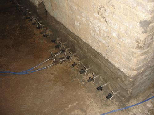 Отсутствует гидроизоляция между цоколем и стеной! Фото последствий и как устранить причину? 08