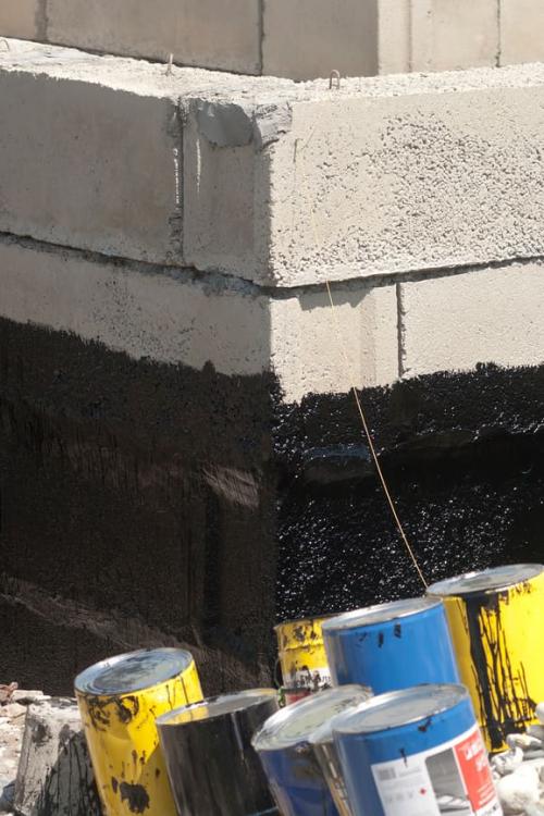 Отсутствует гидроизоляция между цоколем и стеной! Фото последствий и как устранить причину? 01