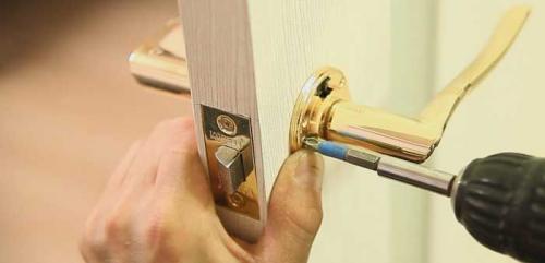 Как разобрать дверную ручку со встроенной защелкой. Как снять и разобрать дверную ручку различных видов — порядок действий