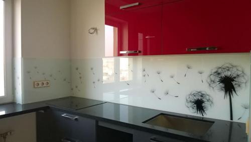 Пластиковые панели на кухонном фартуке: сочетание красоты и практичности 07