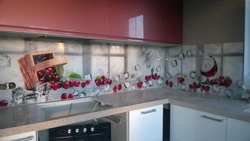 Пластиковые панели на кухонном фартуке: сочетание красоты и практичности 12