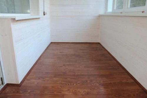 Что постелить на пол на холодном балконе. Пол на балконе: из чего лучше и дешевле сделать своими руками? Все о подготовке и монтаже основания для открытого или застекленного балкона