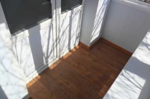 Что постелить на пол на холодном балконе. Пол на балконе: из чего лучше и дешевле сделать своими руками? Все о подготовке и монтаже основания для открытого или застекленного балкона