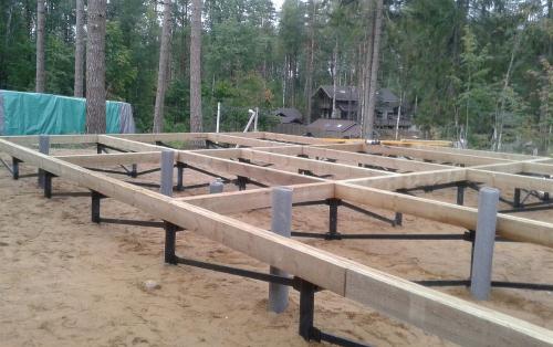 Устройство пола в деревянном доме на винтовых сваях. Для напольного покрытия