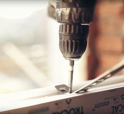 Как крепить пластиковые окна. Виды крепления окна к проёму