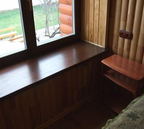 Монтаж деревянного подоконника в доме из бруса. Изготовление и монтаж деревянных подоконников