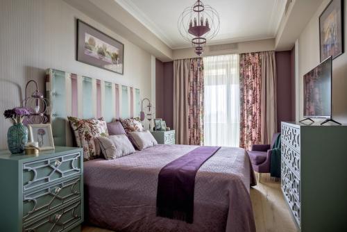 Обои с цветами на стену. Обои с мелкими и крупными цветами в интерьере 04