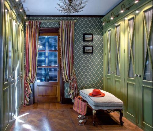 Обои с цветами на стену. Обои с мелкими и крупными цветами в интерьере 06