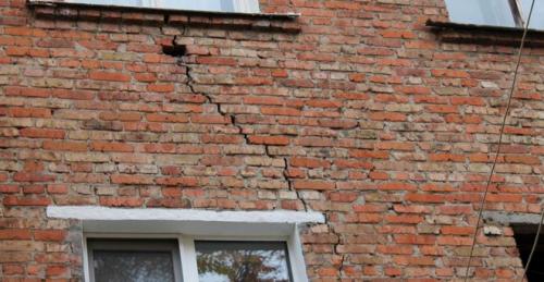 Чем обработать цоколь дома от влаги. Для чего необходим гидробарьер между фундаментом и кирпичной кладкой цоколя