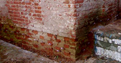 Чем обработать цоколь дома от влаги. Для чего необходим гидробарьер между фундаментом и кирпичной кладкой цоколя