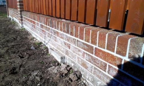Чем обработать цоколь дома от влаги. Для чего необходим гидробарьер между фундаментом и кирпичной кладкой цоколя