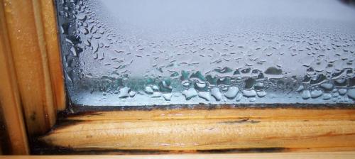 Почему потеют окна в доме пластиковые. Почему потеют окна – причины и их устранение