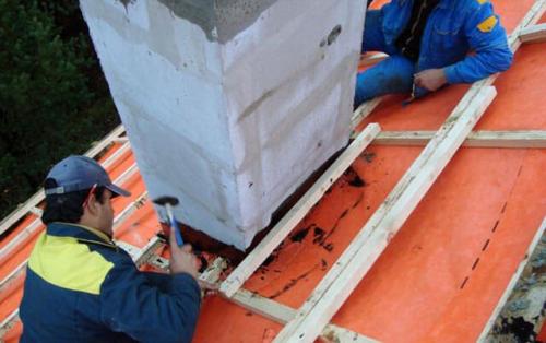 Обход трубы на крыше из профнастила. Гидроизоляция дымохода из оцинкованной стали на крыше из профнастила