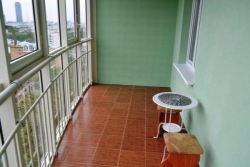 Напольные покрытия для балкона и лоджии. Из чего сделать пол на застеклённом балконе