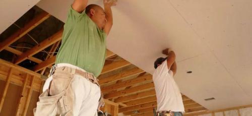 Потолок из гипсокартона на деревянном каркасе. Гипсокартон на потолок в деревянном доме (27 фото): как правильно крепить, монтаж без каркаса, как сделать обшивку по балкам, видео