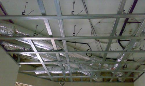 Как приклеить гипсокартон к потолку. Варианты выполнения несущего каркаса