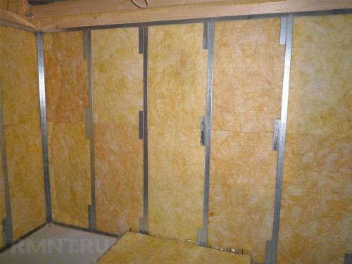 Как обшить стены гипсокартоном. Фиксирование на монтажную пену 07