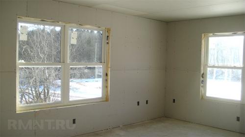 Как обшить стены гипсокартоном. Фиксирование на монтажную пену 04