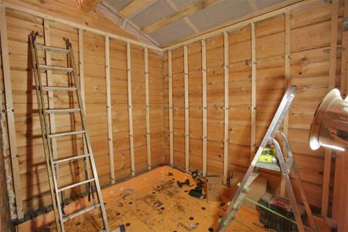 Как обшить стены гипсокартоном. Фиксирование на монтажную пену 06