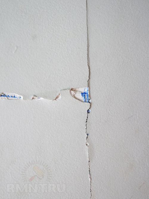 Как обшить стены гипсокартоном. Фиксирование на монтажную пену 05