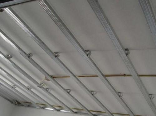 Потолок из гипсокартона каркас. Обрешетка для гипсокартона на потолок (14 фото): разметка шага, как правильно сделать гипсокартонный каркас, монтаж, видео, примеры процесса установки