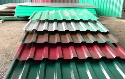 Какие особенности необходимо учитывать при ремонте крыши с помощью профнастила. Кровельное покрытие из профилированных листов