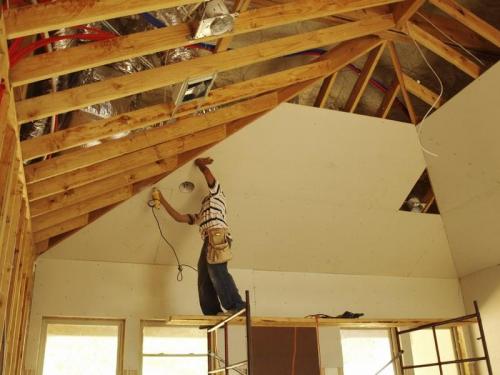 Как крепить гипсокартон к деревянному потолку. Гипсокартон на потолок в деревянном доме (27 фото): как правильно крепить, монтаж без каркаса, как сделать обшивку по балкам, видео