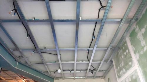 Крепление гипсокартона к потолку на деревянные рейки. Обрешетка для гипсокартона на потолок (14 фото): разметка шага, как правильно сделать гипсокартонный каркас, монтаж, видео, примеры процесса установки