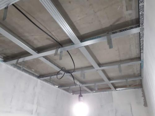 Как крепить гипсокартон к потолку без профиля. Сборка каркаса