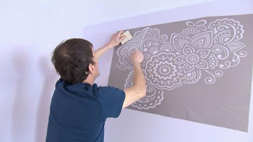 Как можно создать роспись стен с помощью наклеек и трансфертов. Роспись стен при помощи трафарета: плюсы и минусы