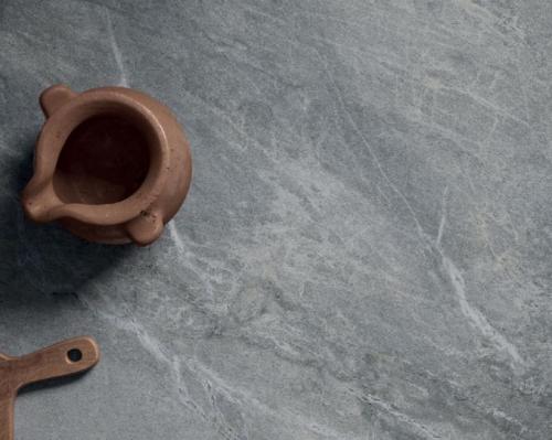 Сочетание стилей: как создать кухню с серой плиткой на полу 01